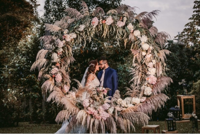 aro de flores para ceremonia o backing fotos de boda, estilo boho.